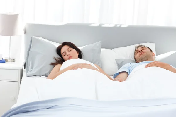 可爱的情侣手挽手在自己的床上睡觉时 — 图库照片