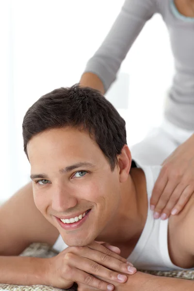 Веселый мужчина наслаждается массажем спины от своей девушки на них — стоковое фото