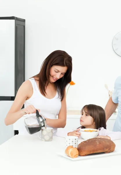 Madre e figlia che fanno colazione con la famiglia — Foto Stock