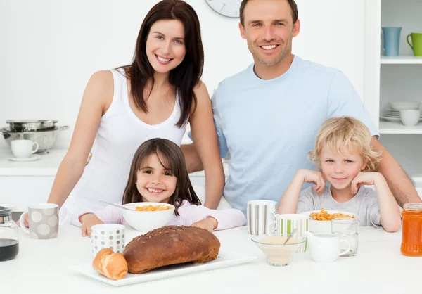 台所で一緒に朝食を持っている陽気な家族 — ストック写真