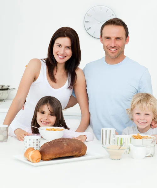 台所で一緒に朝食を持っている家族の肖像画 — ストック写真