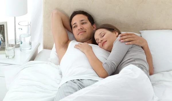 Homem sonhando em sua cama enquanto relaxa com sua namorada — Fotografia de Stock