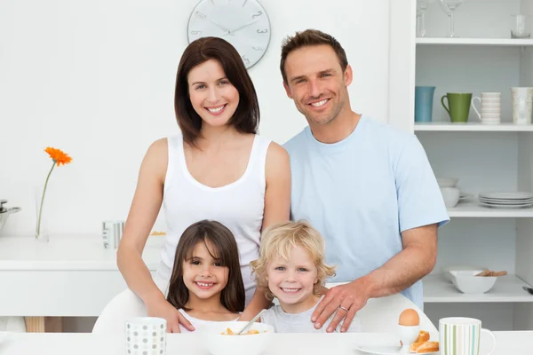 Очаровательные дети позируют со своими родителями на кухне — стоковое фото