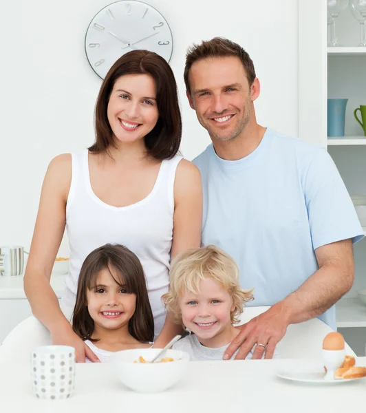 Прекрасная семья во время завтрака на кухне — стоковое фото