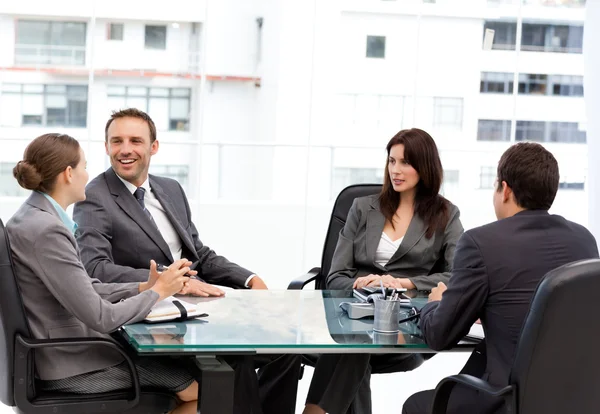 Stilig manager skrattar under ett möte med sitt team — Stockfoto