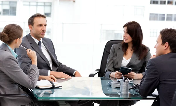 Hombre de negocios carismático hablando con sus socios durante una reunión —  Fotos de Stock
