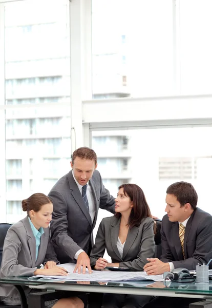 Succesvolle manager een plan om zijn team te tonen tijdens een vergadering — Stockfoto