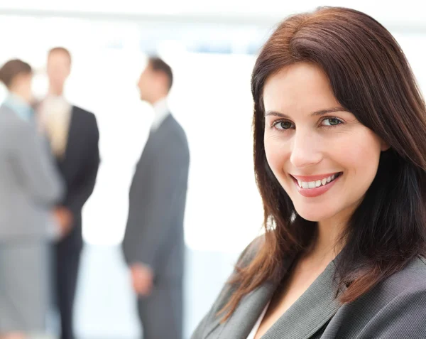 Charismatic businesswoman posing in front of her team — Stock Photo, Image