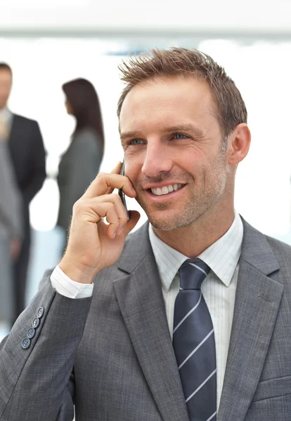 Sukcesy biznesmen w telefonie podczas spotkania — Zdjęcie stockowe