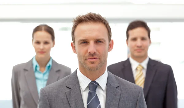 Manager carismatico posa davanti ai suoi dipendenti — Foto Stock