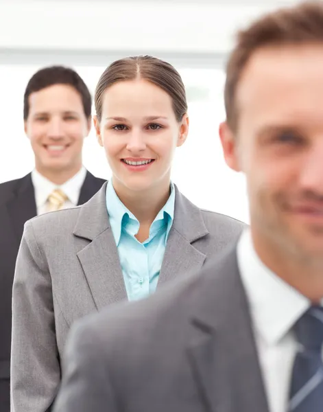 Gelukkig zakenvrouw staan in een rij met haar twee partners — Stockfoto