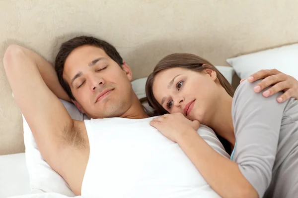 Mujer serena acostada en los brazos de su novio mientras duerme — Foto de Stock