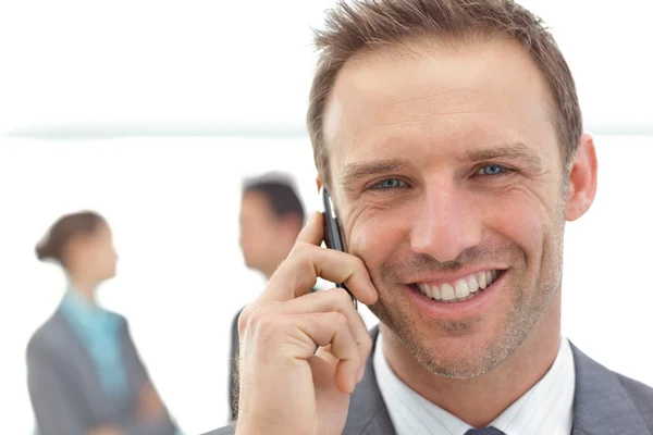 Portrait d'un homme d'affaires au téléphone lors d'une réunion — Photo