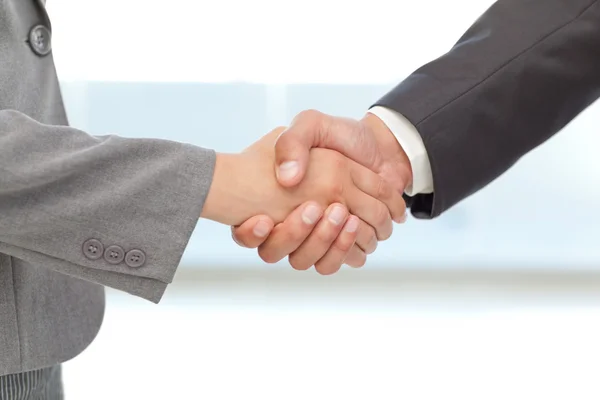Рукостискання між двома бізнесами — стокове фото