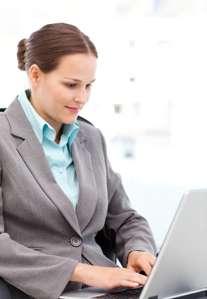 Junge Geschäftsfrau arbeitet in ihrem Büro am Laptop — Stockfoto