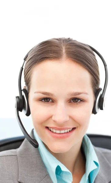 Junge Geschäftsfrau am Telefon mit Ohrhörer — Stockfoto