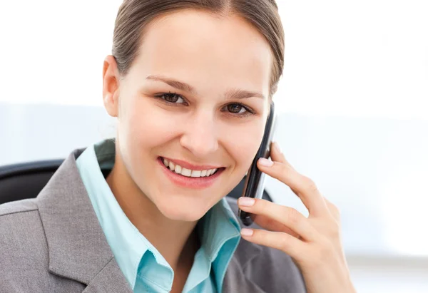 Jonge zakenvrouw op de telefoon met haar cellphone — Stockfoto