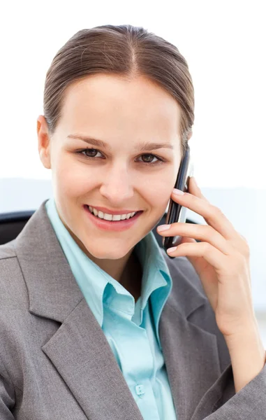 Ritratto di una giovane donna d'affari al telefono con il suo cellulare — Foto Stock