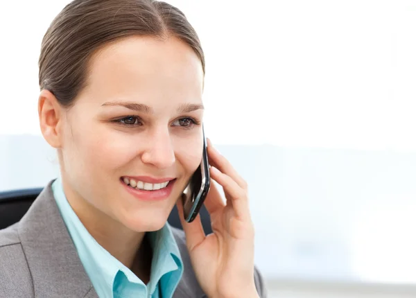 Female executive using her cellphone at her desk — Stock Photo, Image