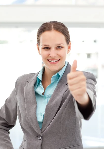 Счастливая деловая женщина делает большой палец вверх — стоковое фото