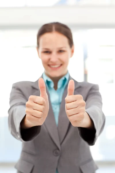 Успешная деловая женщина делает большие пальцы вверх — стоковое фото