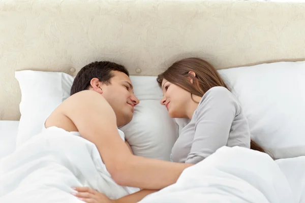 Beschauliches Paar, das sich auf dem Bett anschaut — Stockfoto