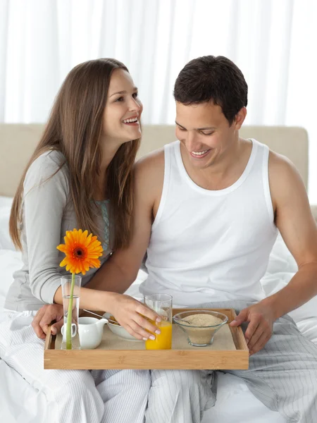 Adorável homem segurando o café da manhã para sua namorada — Fotografia de Stock