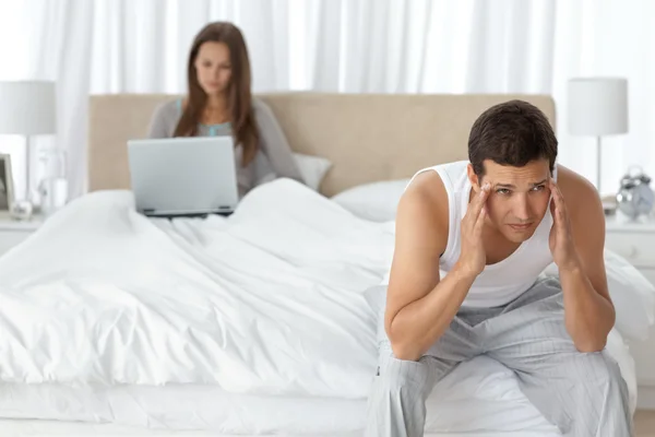 Uomo che ha mal di testa in camera da letto con la sua ragazza — Foto Stock