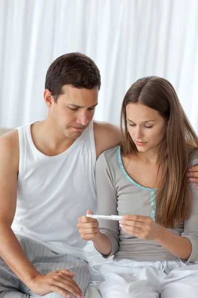 Jeune couple en attente du résultat du test de grossesse — Photo