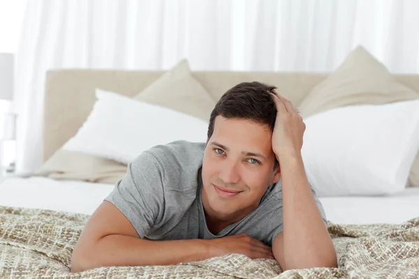 Portrét šťastný člověk relaxační na posteli — Stock fotografie