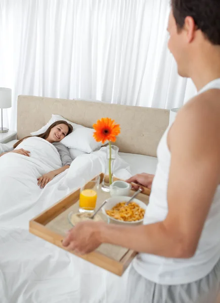 Passionate man bringing the breakfast to his girlfriend in the b — Stock Photo, Image