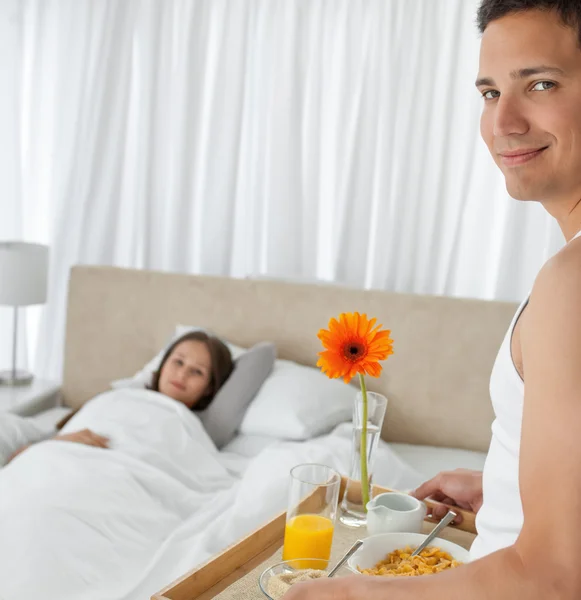 Porträt eines Mannes, der seiner Freundin das Frühstück bringt — Stockfoto