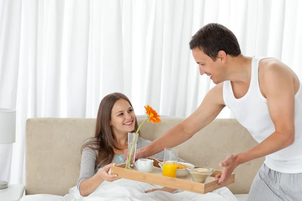 Aufmerksamer Mann serviert seiner Freundin das Frühstück auf dem Bett — Stockfoto
