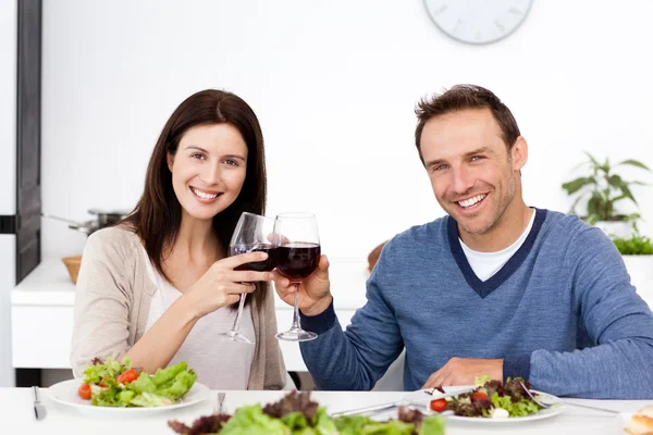 Portret szczęśliwy pary picie czerwonego wina w porze lunchu — Zdjęcie stockowe