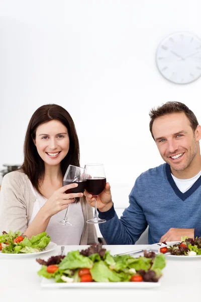 Krásný pár, pití červeného vína při obědě — Stock fotografie