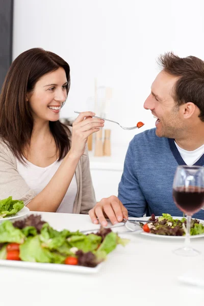 Apasionada mujer dando un tomate a su novio mientras que tener l — Foto de Stock