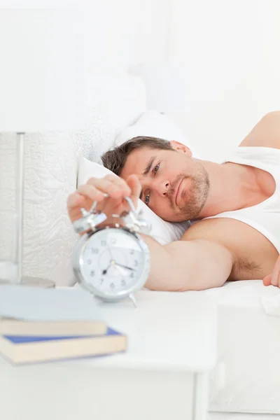 Um homem infeliz na cama antes de acordar — Fotografia de Stock