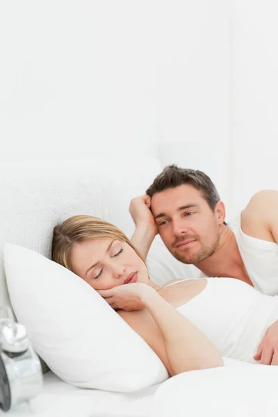 Парень смотрит на свою девушку, которая спит — стоковое фото