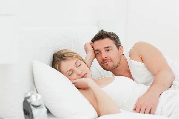 Freund schaut seine Freundin an, die schläft — Stockfoto