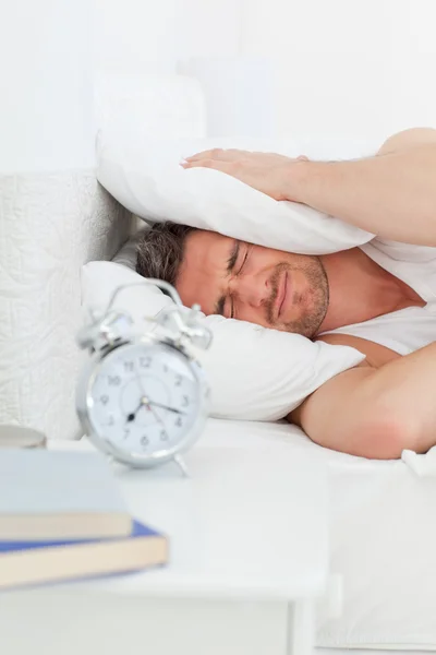 Bir irritate adam yatağında uyanmak önce — Stok fotoğraf