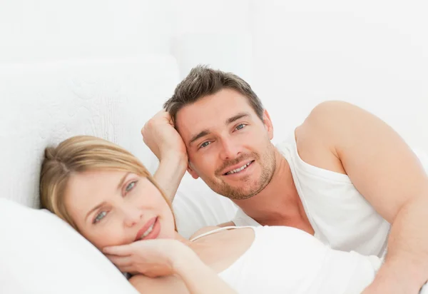 Lovely pairs lying down together in their bed — Stock Photo, Image