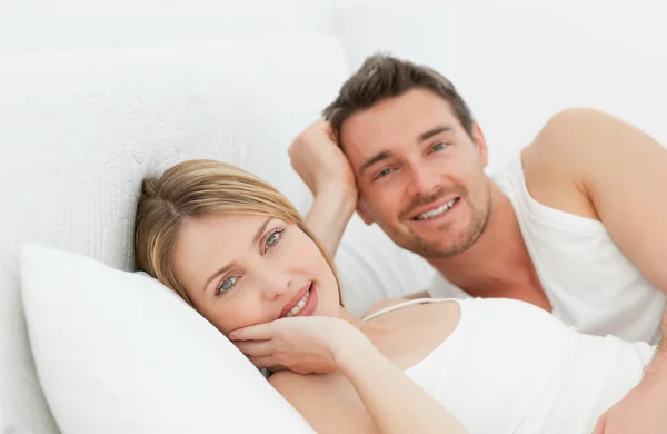Прекрасні пари лежать разом у ліжку — стокове фото