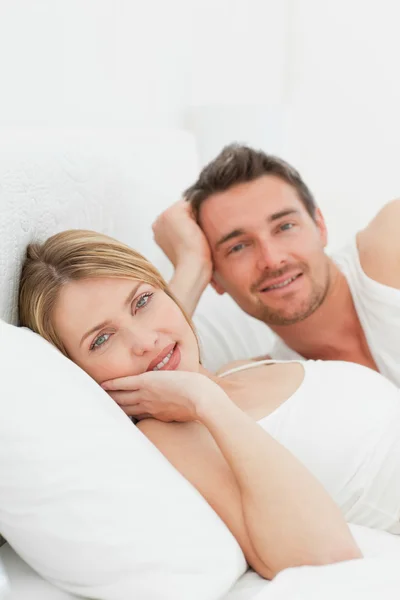 Прекрасные пары, лежащие вместе в постели — стоковое фото