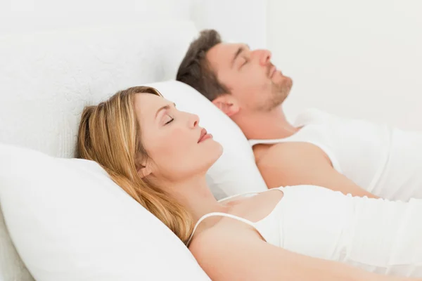 Спокойные пары спят вместе — стоковое фото