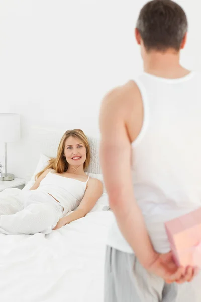 Man offering present to his girlfriend — Stock Photo, Image