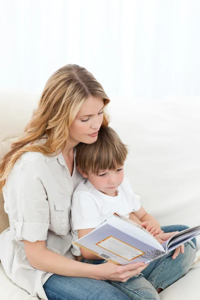 Мати читає зі своїм сином — стокове фото