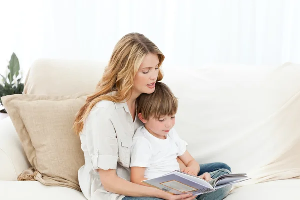 Mãe lendo com seu filho — Fotografia de Stock