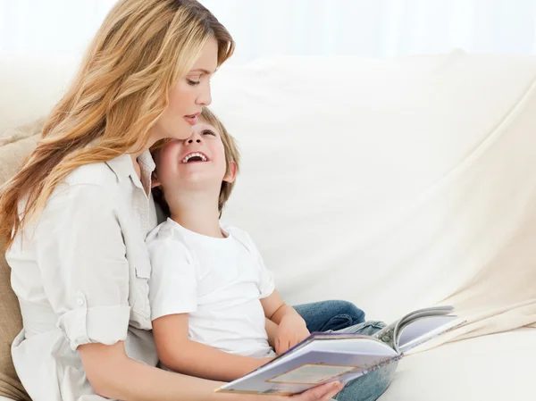 Mãe lendo com seu filho — Fotografia de Stock