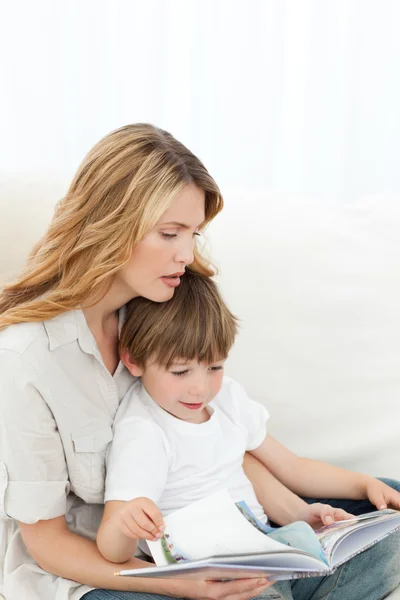 Moeder met haar zoon lezen — Stockfoto