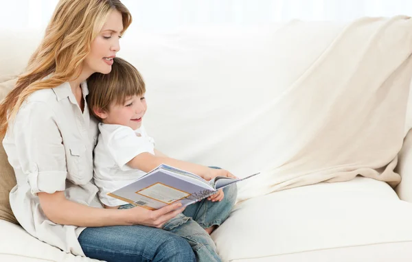 Madre leyendo con su hijo — Foto de Stock